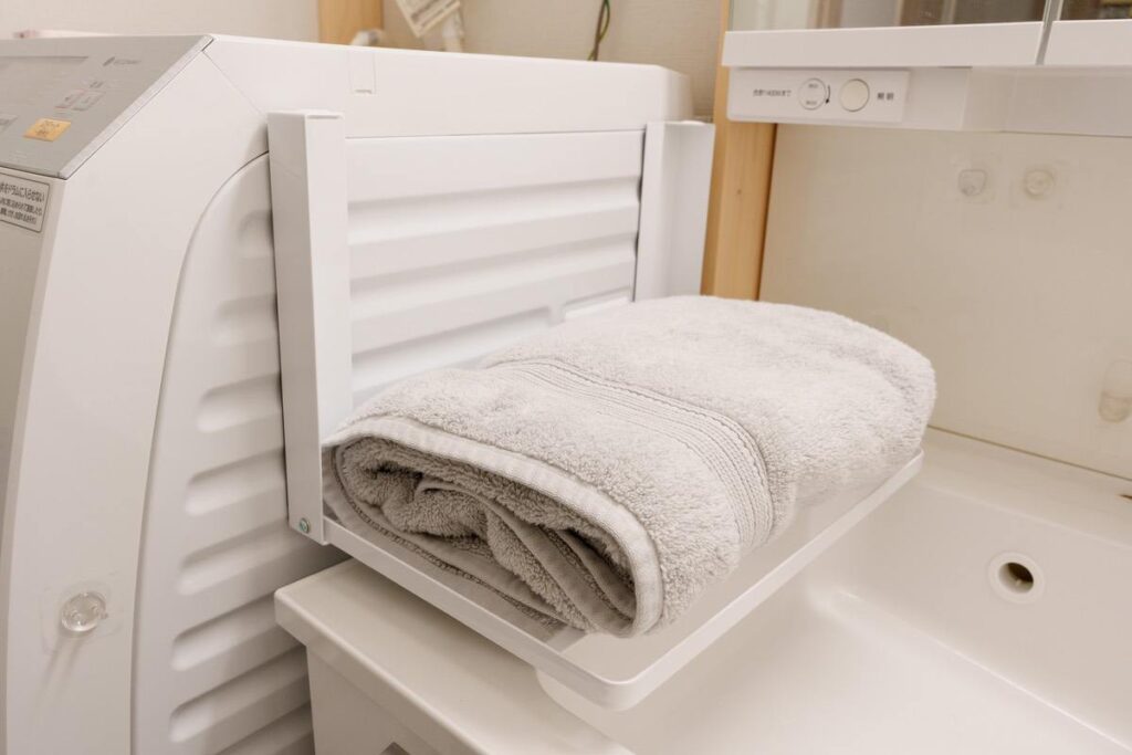 山崎実業の洗濯機横マグネット折り畳み棚はバスタオルを置くのに丁度良い大きさ