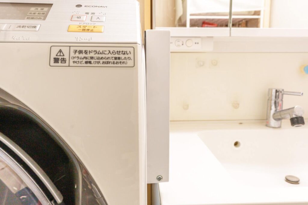 山崎実業の洗濯機横マグネット折り畳み棚を折り畳むと厚さ4cmとスリム