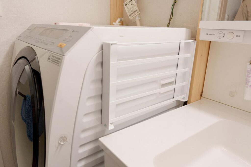 山崎実業の洗濯機横マグネット折り畳み棚を洗濯機横に取り付け