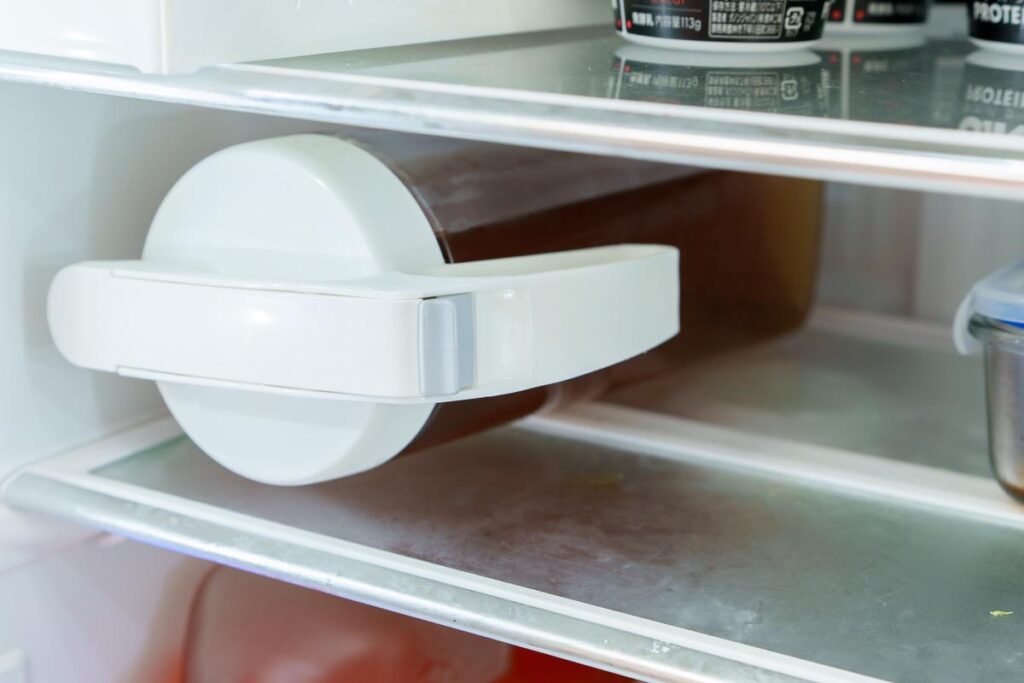 タテヨコ・シームレスピッチャーをを冷蔵庫内でヨコ置きしている