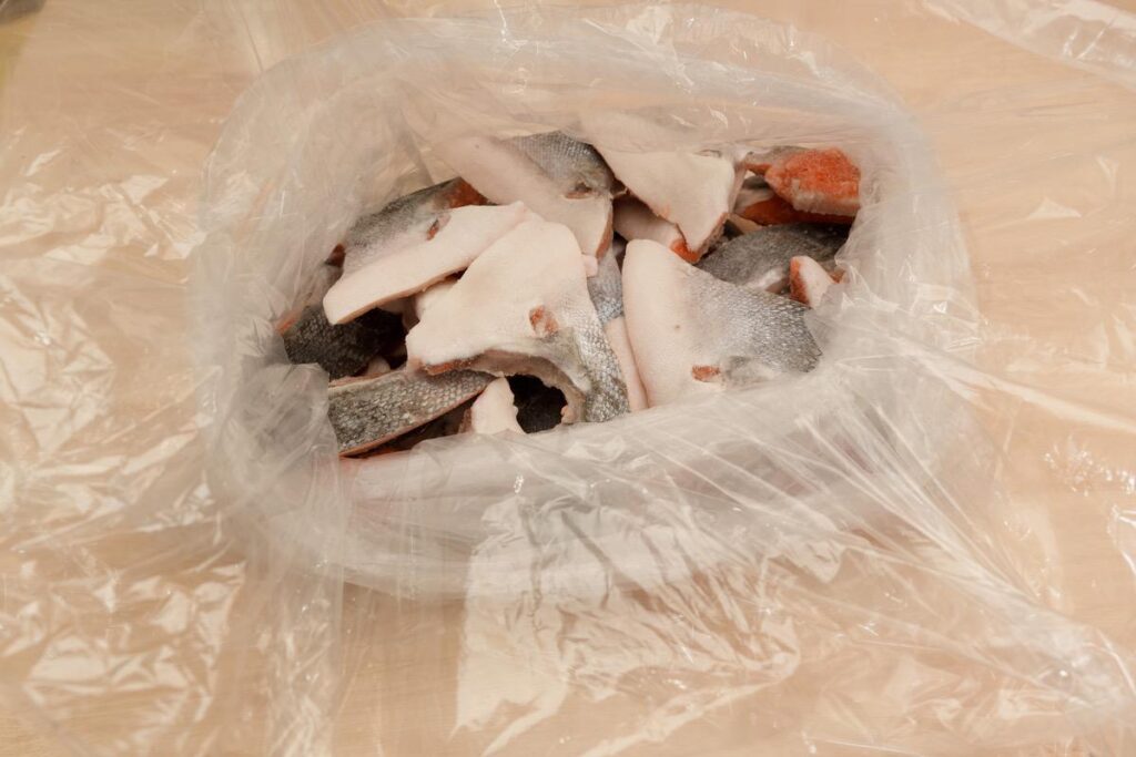 ふるさと納税の冷凍の鮭カマは2キロと大容量