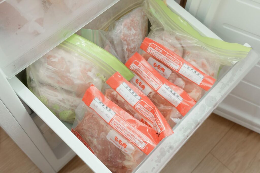 コストコで購入したお肉を冷凍庫のケースに収納した