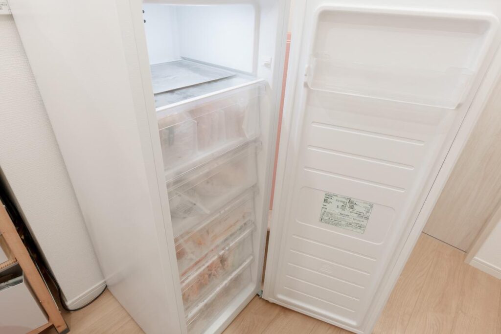 電源を入れ冷えた冷凍庫はケースが曇って白くなる